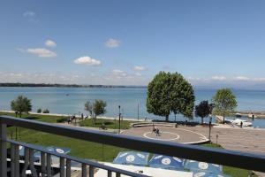 a view of a park and a body of water at Hotel Campanello in Castelnuovo del Garda