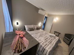 - une chambre avec un grand lit fleuri dans l'établissement Casa Fiorenza, à Chioggia