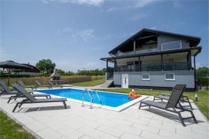 Bazén v ubytování Plum house - villa with pool nebo v jeho okolí