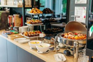 - bufet z różnymi wypiekami i innymi produktami spożywczymi w obiekcie Czarny Kamień Resort & SPA w Szklarskiej Porębie