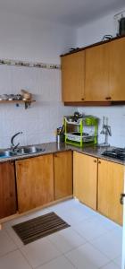 - une cuisine avec des placards en bois et un évier dans l'établissement Éden plage Fnideq, à Fnideq