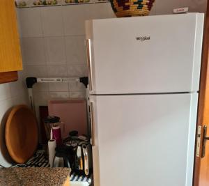 - un réfrigérateur blanc dans une cuisine à côté d'un comptoir dans l'établissement Éden plage Fnideq, à Fnideq