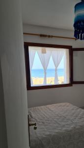 - une chambre avec une fenêtre donnant sur la plage dans l'établissement Éden plage Fnideq, à Fnideq