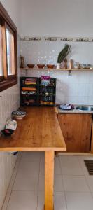 - une cuisine avec une table en bois dans une chambre dans l'établissement Éden plage Fnideq, à Fnideq