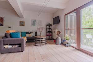 ein Wohnzimmer mit einem Sofa und einem Tisch in der Unterkunft Dupre Cosy Residence in Brüssel