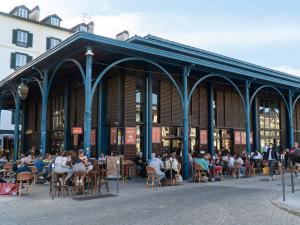 A restaurant or other place to eat at L'Esté de Baiona