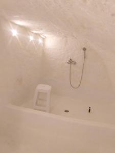 y baño con bañera y ducha. en Historic Summer Rental, en Parabita