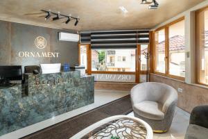 Ornament Hotel and Apartments tesisinde lobi veya resepsiyon alanı