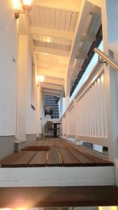 キュールングスボルンにあるStrandläufer Kühlungsbornのウッドフロアの客室で、階段が備わります。