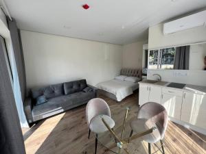 sala de estar con sofá, mesa y sillas en 4rest en Palanga