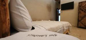 Habitación con 2 camas en una habitación con red en Auberge Dar Laazouzi, 