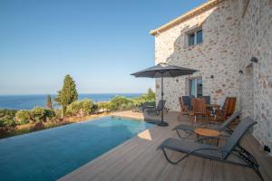 Swimmingpoolen hos eller tæt på Spartia sea view Villa by "elite"