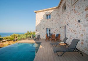 Swimmingpoolen hos eller tæt på Spartia sea view Villa by "elite"