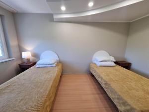 - 2 lits dans une chambre avec 2 oreillers dans l'établissement Naftininkų g. 8, à Mažeikiai