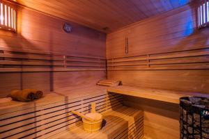 a sauna with a tub with a bucket in it at Merkelhoeve Wellness in Merkelbeek