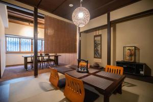 京都的住宿－京·馨，一间带木桌和椅子的用餐室