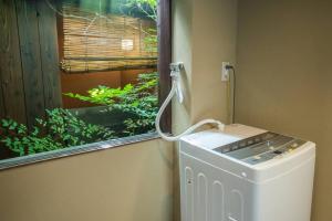 京都的住宿－京·馨，带窗户的浴室内的洗衣机