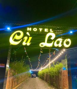 una señal para un bar de hotel calico por la noche en Hotel Cù Lao 1, en Ấp Thanh Sơn (1)