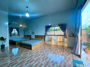 Habitación con 2 camas, mesa y sillas en Hotel Cù Lao 1, en Ấp Thanh Sơn (1)