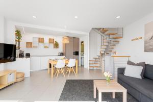 Kuchyňa alebo kuchynka v ubytovaní MEDANO4YOU Surfers Paradise Beachfront Home + 37 fotografií