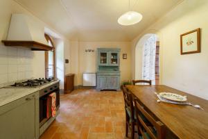 a kitchen with a table and a stove top oven at Agriturismo Ca'Mazzetto in Valfabbrica