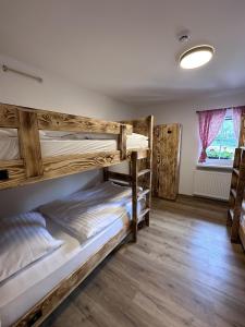 Двох'ярусне ліжко або двоярусні ліжка в номері Bajta Kroparica