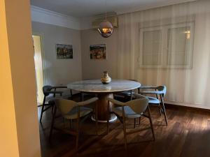 Vila Oliva في هرسك نوفي: غرفة طعام مع طاولة وكراسي