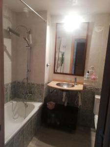 uma casa de banho com uma banheira e um lavatório e uma banheira em Apartamento playa Muchavista em El Campello