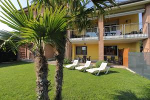 Κήπος έξω από το Hotel Campanello