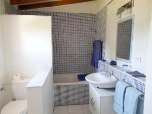 La salle de bains est pourvue d'un lavabo, de toilettes et d'une baignoire. dans l'établissement Domaine Des Écureuils, à Carpentras