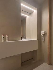 een badkamer met een wastafel en een spiegel bij Luxe appartement met adembenemend uitzicht op zee in Oostende