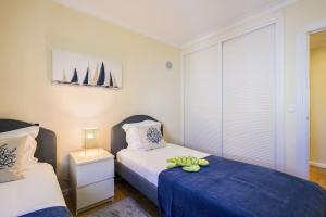 Postel nebo postele na pokoji v ubytování 3 Bedroom Apartment in Parede, minutes from Beach