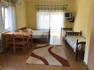 a room with a table and a dining room at Apartments Delcheva in Utjeha