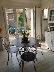 una mesa y sillas en una cocina con mesa en Entre Loire et canal en Briare