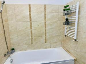 Ένα μπάνιο στο Moon Modern Apartment +36 φωτογραφίες