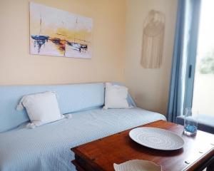 een slaapkamer met een bed en een tafel met een bord erop bij Casa al mar in Galaxidhion