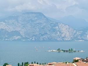 ein großer Wasserkörper mit einem Berg im Hintergrund in der Unterkunft Casa Lago in Brenzone sul Garda