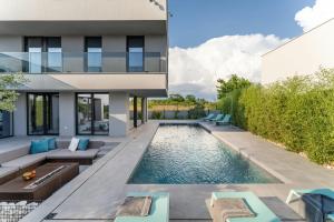 een zwembad in de achtertuin van een huis bij Villa Marli ZadarVillas in Zaton