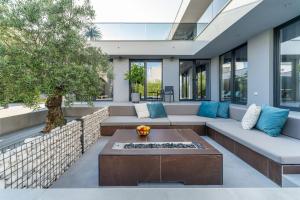 een patio met een bank en een tafel bij Villa Marli ZadarVillas in Zaton +52 foto's