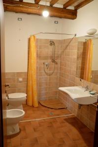 マッサ・マルターナにあるAgriturismo La Collinaのバスルーム(シャワー、トイレ、シンク付)