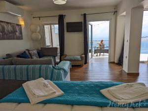 カラマタにあるKalamata Suitesのリビングルーム(ソファ2台付)が備わり、海の景色を望めます。