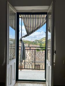 una puerta abierta a un balcón con vistas en Relax in Sicily, en Alimena