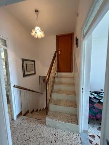 Una escalera en una casa con puerta de madera en Relax in Sicily, en Alimena