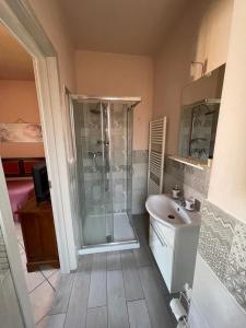 een badkamer met een douche en een wastafel bij B&B La Casa di Zia Lina in Monsummano