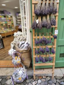a store with a display of dried lavender at studio meublé classé 2 étoiles - 30m² in Gréoux-les-Bains