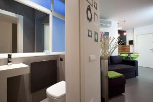 bagno con servizi igienici, lavandino e divano. di City Center Apartment a Barcellona