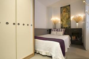 una camera con un letto e un grande specchio di City Center Apartment a Barcellona