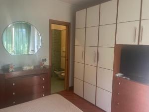 ローマにあるCasa Antonellaのベッドルーム1室(洗面台、鏡付きのバスルーム付)