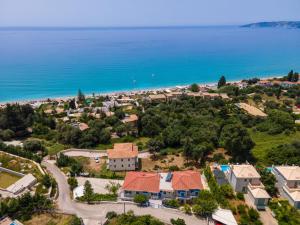 uma vista aérea de uma casa e do oceano em Agnanti Studios em Lourdata