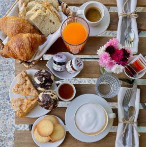 a wooden table topped with a tray of breakfast foods at Agriturismo Agagin in Agaggio Inferiore
